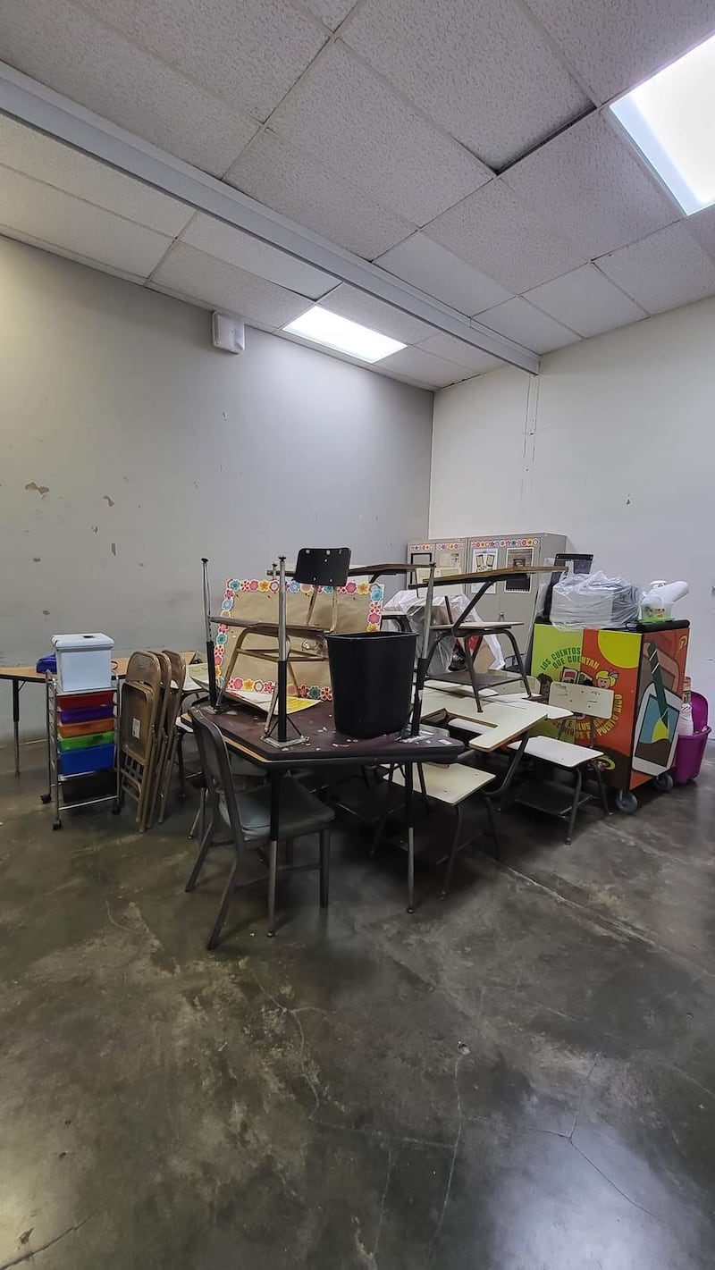 Una maestra movió hace unas semanas sus materiales para que le pintaran el salón, sin embargo esto no ha ocurrido.