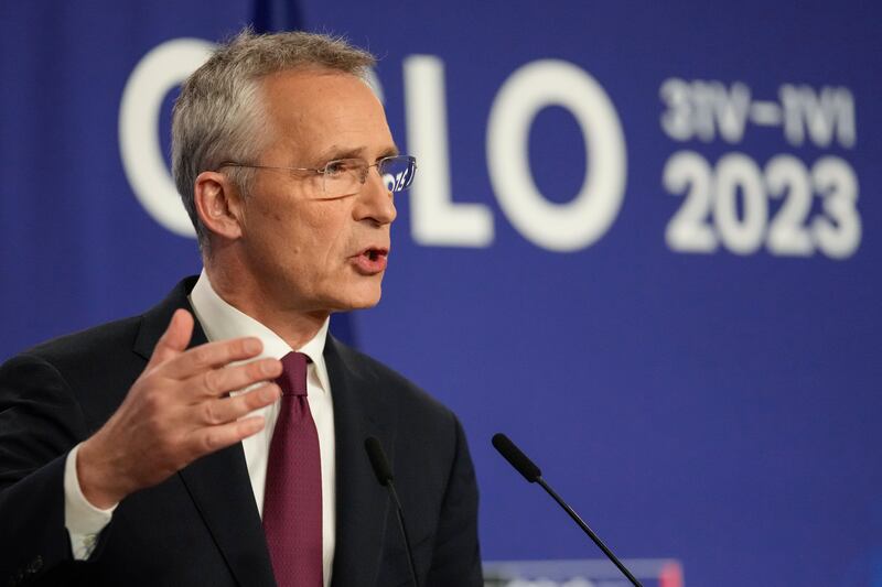 El secretario general de la OTAN, Jens Stoltenberg, habla con los medios en una conferencia de prensa después de reunirse con ministros de la OTAN en Oslo, Noruega. (AP Foto/Sergei Grits)