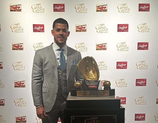 José Berríos recibe su Guante de Oro