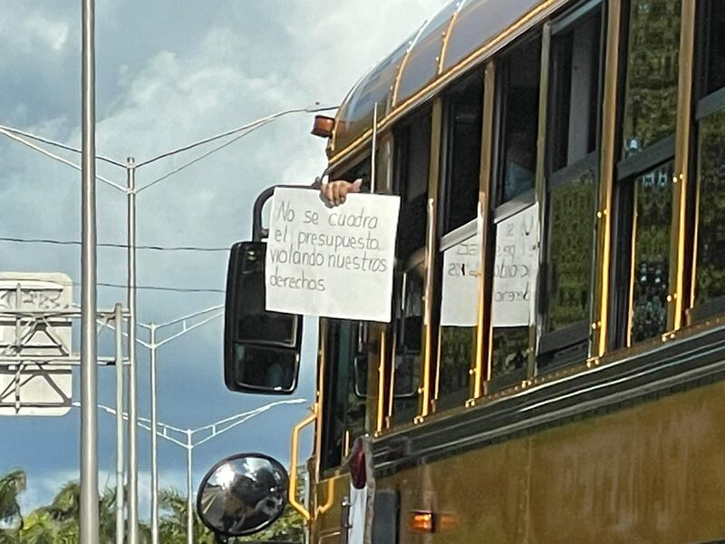 Empleados públicos del Gobierno de Puerto Rico salen a la calle en protesta por mejoras salariales