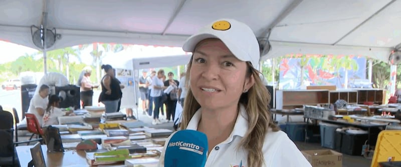 María de los Ángeles Mayorga, fundadora de Island Corps, habla con la prensa durante el evento en el que maestros y maestras buscaron equipos y materiales donados a la organización en agosto pasado. Captura de pantalla