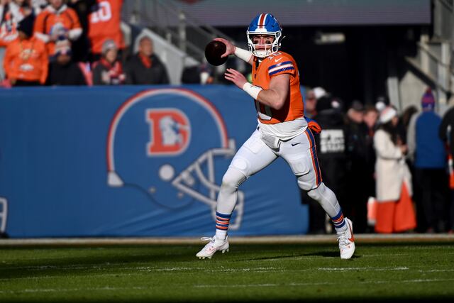 Broncos de Denver triunfan 38-0 sobre suplentes de Chiefs de Kansas y vuelven a los playoffs