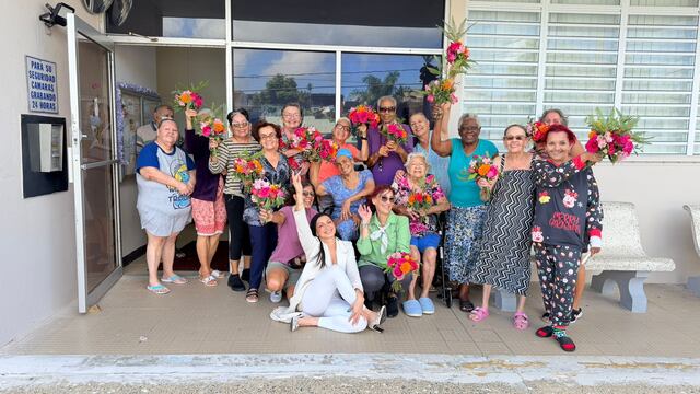 Susan G. Komen Puerto Rico reparte flores con “amor y esperanza”