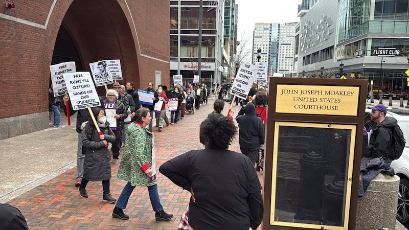 Manifestantes se congregan frente a un tribunal federal durante una audiencia con los abogados de Rumeysa Ozturk, estudiante de doctorado de la Universidad de Tufts, de origen turco, quien fue detenida por las autoridades migratorias el jueves 3 de abril de 2025 en Boston. (Foto AP/Rodrique Ngowi)