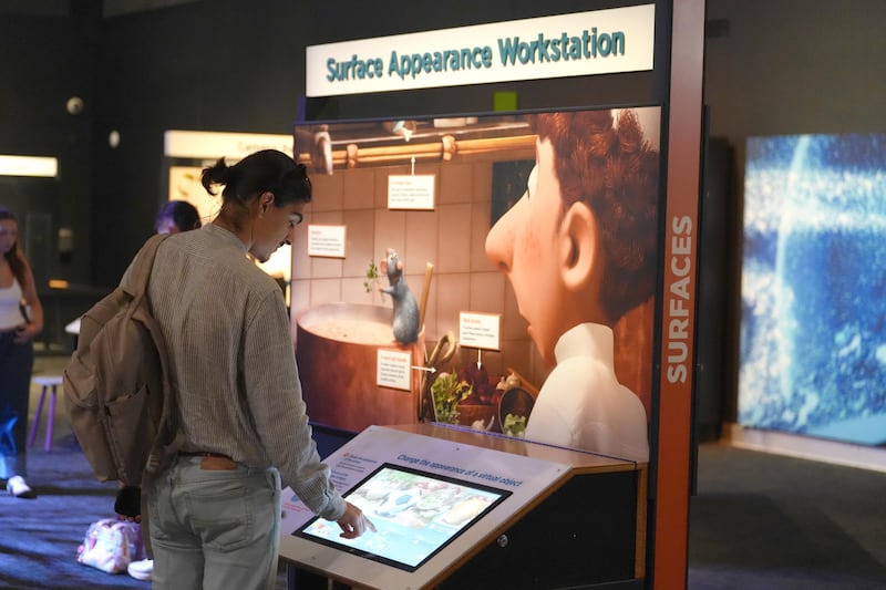 Una persona revisa información sobre la película de animación 'Ratatouille' durante la exposición 'The Science Behind Pixar' (La ciencia detrás de Pixar) este viernes, en la sede del Museo de Ciencia Frost en Miami (Estados Unidos). EFE/ Alberto Boal