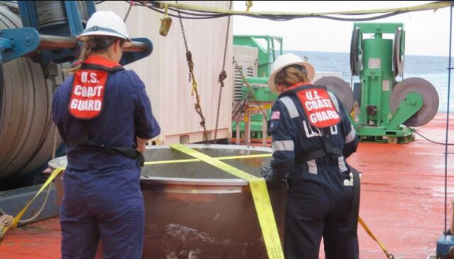 Recuperan piezas de sumergible que implosionó y “presuntos restos humanos”