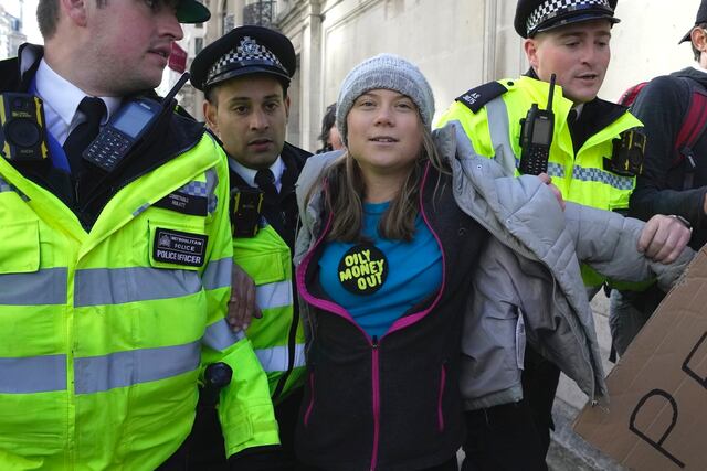 Acusan a Greta Thunberg de alterar el orden público en protesta en Londres