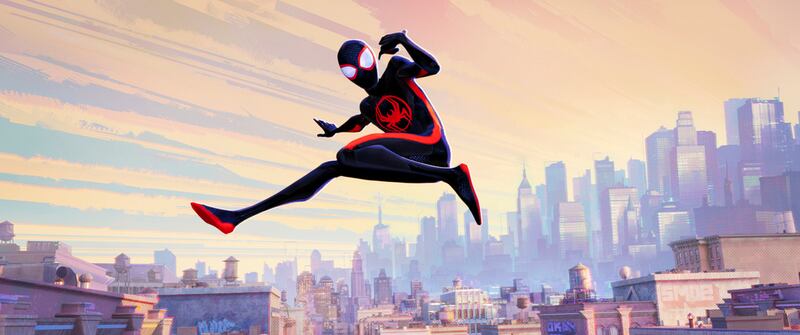 Miles Morales como Spider-Man, con la voz de Shameik Moore, en una escena de
