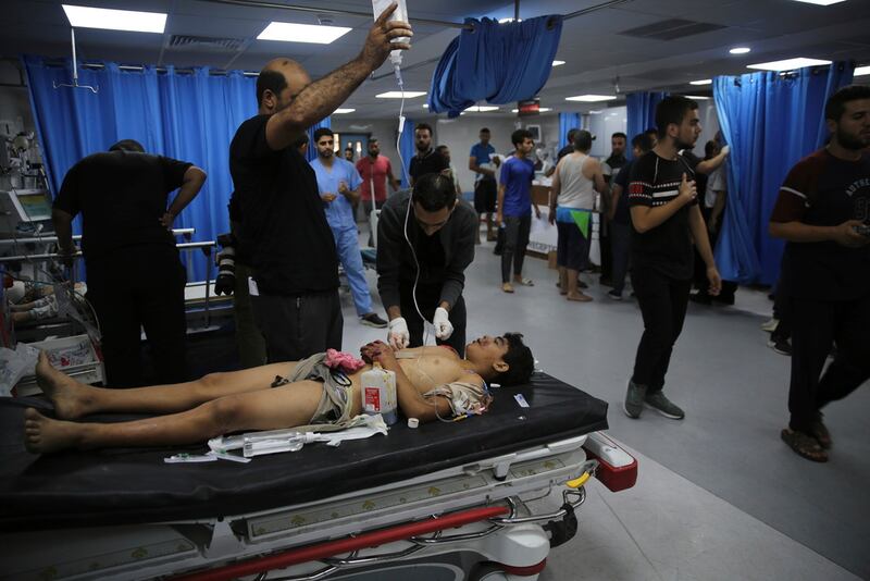 Un joven palestino en atendido en el Hospital Shifa Hospital en Gaza.