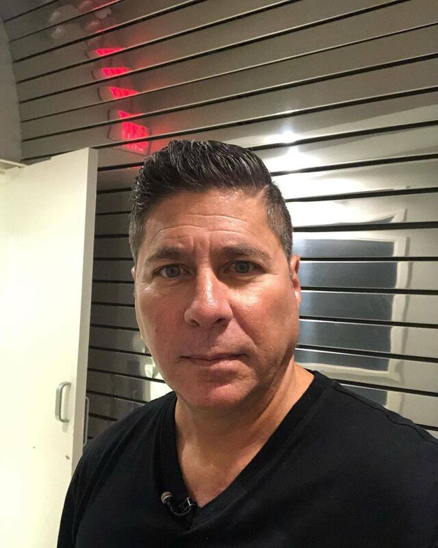Raymond Arrieta no sigue instrucciones y provoca risas de sus compañeros