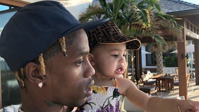 FOTO: Travis Scott regaló a su hija Stormi un extravagante collar de diamantes