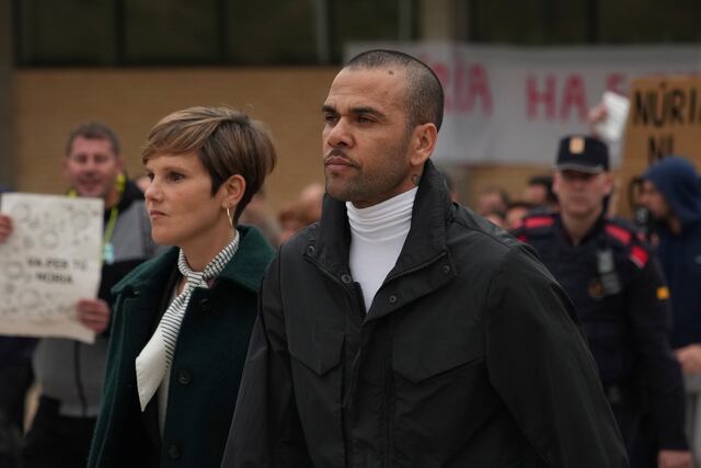 Tribunal español anula condena por violación al futbolista Dani Alves en apelación