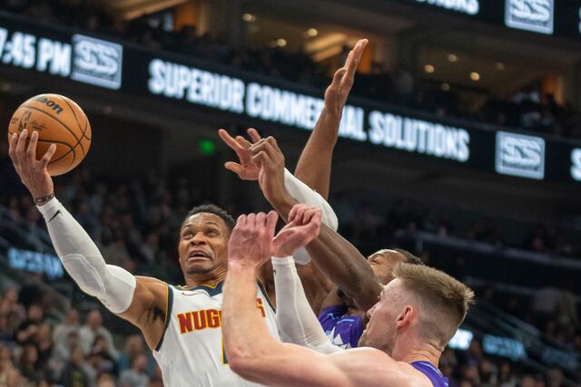 NBA multa a Russell Westbrook por gesto obsceno durante juego ante Knicks
