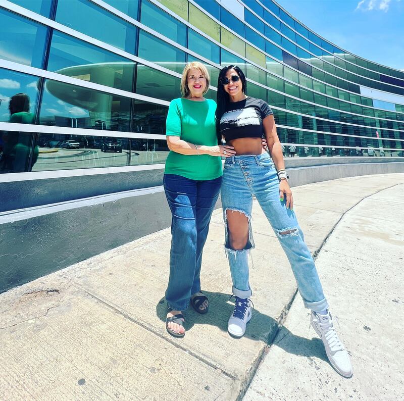 Janice Betancourt con su madre, Gloria Rivera Rivera.