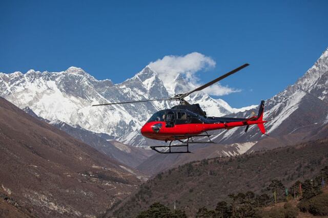Salvan funcionarios de Aduanas tras caer helicóptero en que viajaban