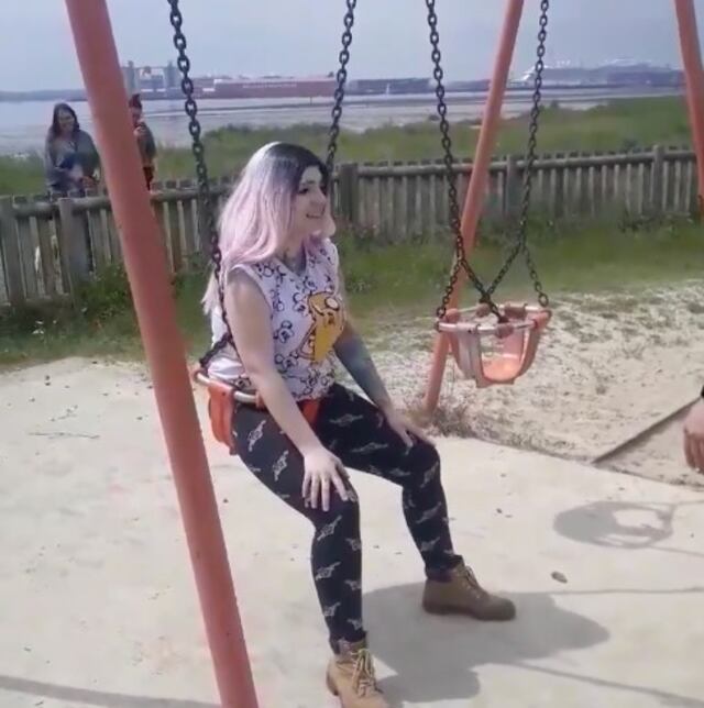 Lleva a sus hijos al parque y se queda atascada en un columpio