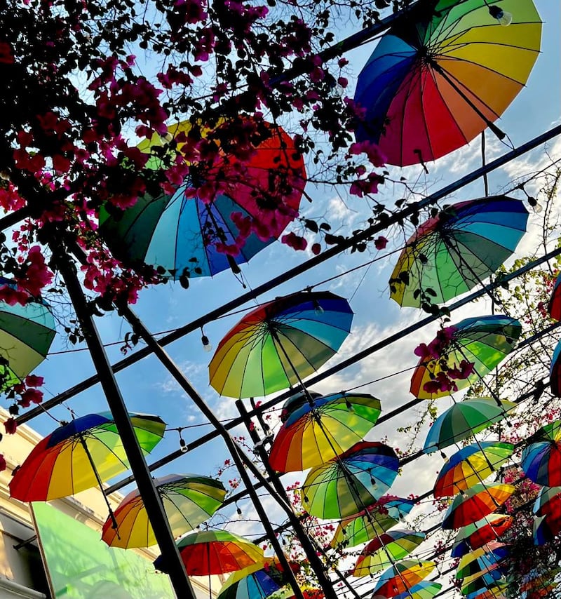 La Calle de las Sombrillas también es encantadora, con una hermosa paleta de colores en sus 178 paraguas colgados. Foto | Lynet Santiago Túa