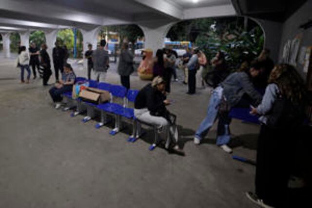 Confusión en las elecciones brasileñas: se prorroga la votación y se pausa el recuento