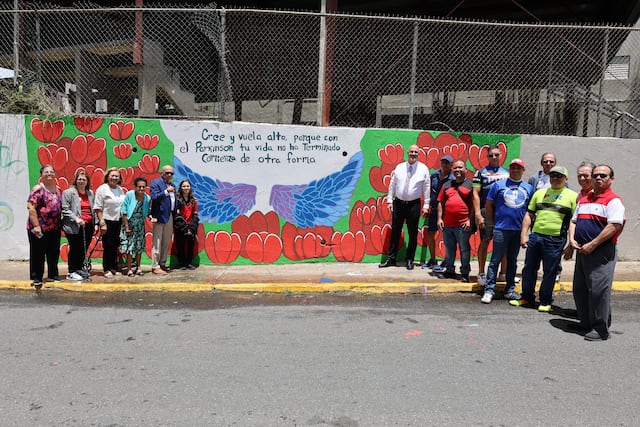 Realizan mural en honor a los pacientes de Parkinson