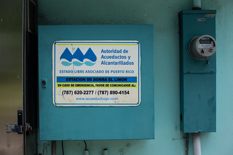 MOCA, PR - SEPTIEMBRE 28: El barrio Cuchillas, en Moca, se suple de la estación de bombas El Limón, no tiene generador eléctrico permanente que garantice su funcionamiento cuando se va la luz.