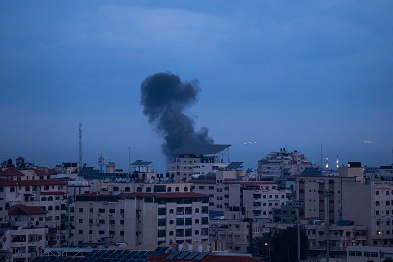 Una columna de humo marca el lugar donde cayó un proyectil después de un ataque aéreo israelí en el oeste de la Franja de Gaza