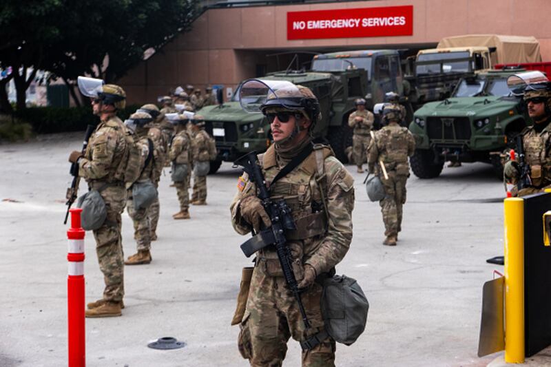 Tropas de la Guardia Nacional frente al Centro de Detención Metropolitano (MDC) el domingo en Los Ángeles, California. La tensión en la ciudad se mantiene alta después de que la administración Trump llamara a la Guardia Nacional contra la voluntad de los líderes municipales tras dos días de enfrentamientos con la policía durante una serie de redadas de inmigración.