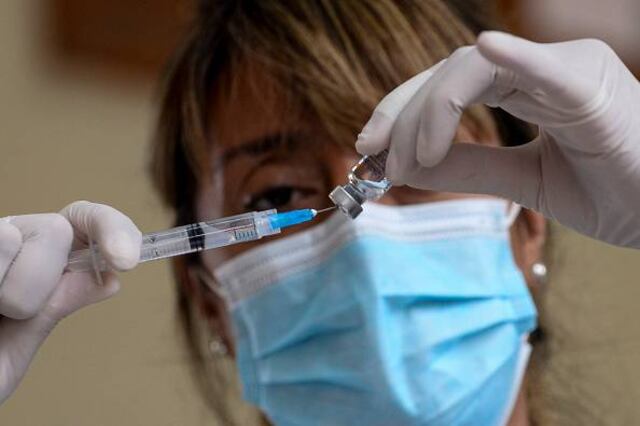 Chile se convierte en el país que más rápido vacuna en el mundo