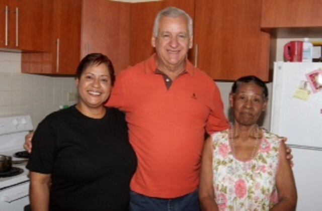 Familias necesitadas estrenan viviendas nuevas
