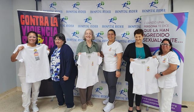 Enfermeras de Humacao reciben uniformes con herramienta para apoyar víctimas de violencia sexual