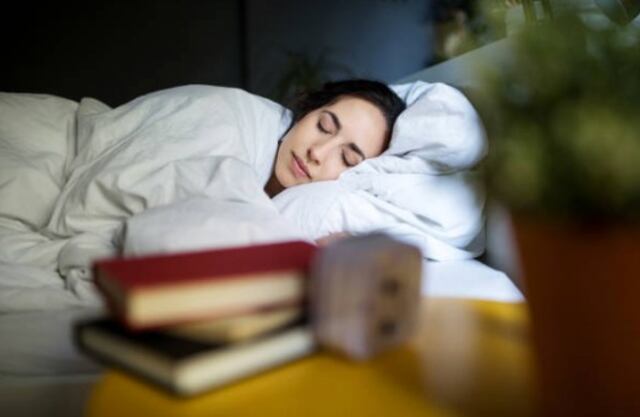 Dormir con el TV prendido podría causar obesidad