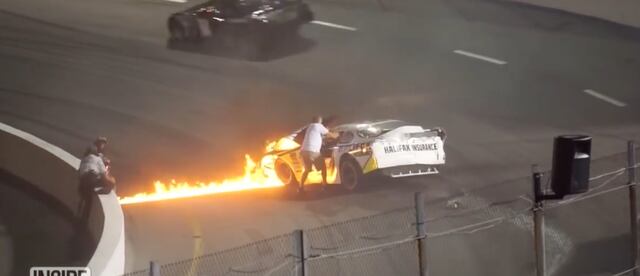 Piloto de Nascar es rescatado por su padre de un auto en llamas; ahora quieren sancionarlo