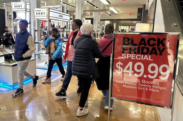 Comercios ofrecen mayores descuentos en el Black Friday para atraer a los compradores indecisos