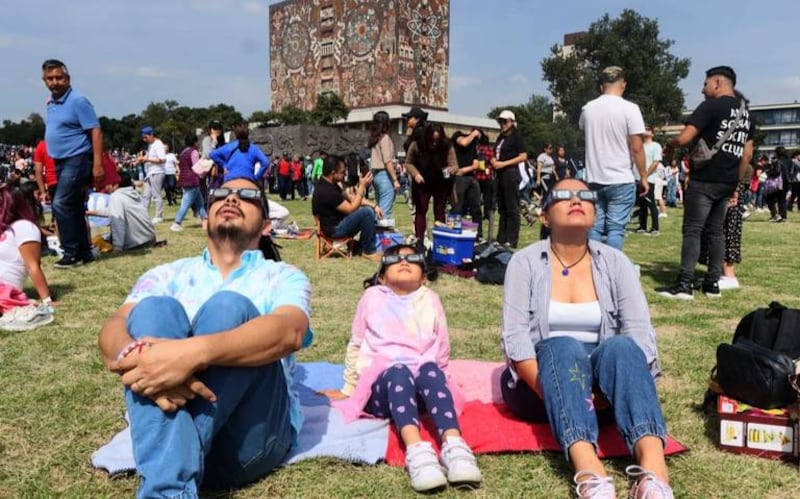 Cartera de salud advierte sobre los daños si se ve directamente.
