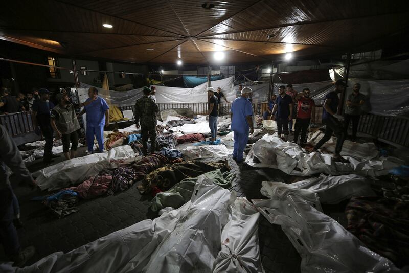 Cuerpos de palestinos que murieron luego que un bombardeo de Israel impactara el hospital Ahli Arab.