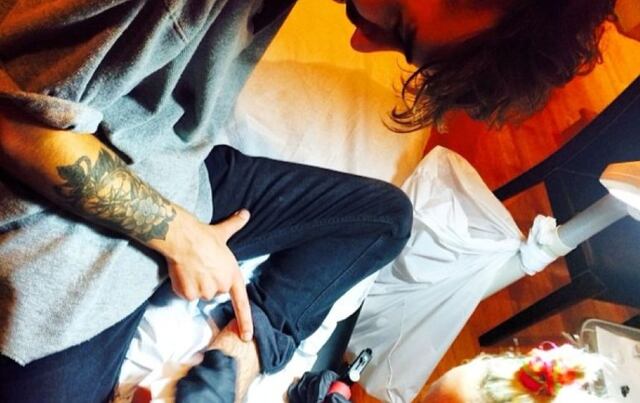 Miley Cyrus estrena nueva faceta como tatuadora