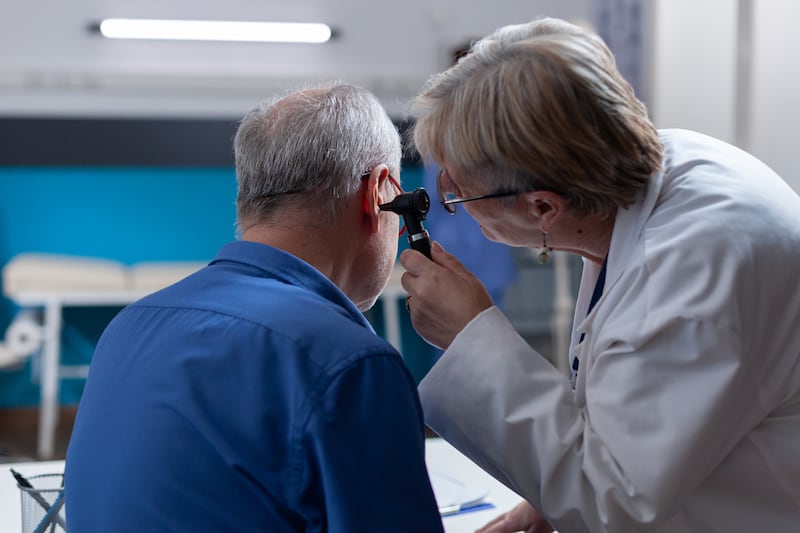 La salud auditiva tiene un efecto directo en el bienestar de las personas, y los oídos, al ser tan sensibles, requieren una atención especial para evitar daños permanentes. Foto: Freepik.