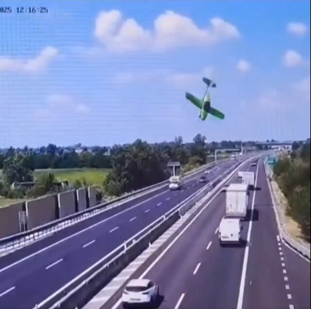 VIDEO: Avioneta se estrella en una autopista y deja dos muertos al norte de Italia