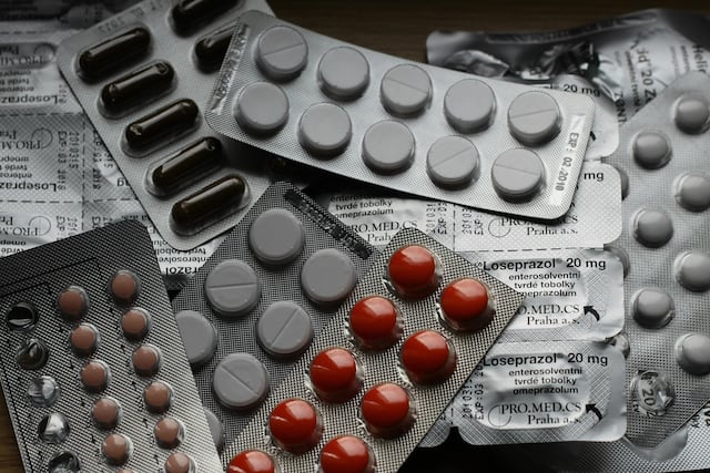Urge regular intermediarios de medicamentos para bajar costos
