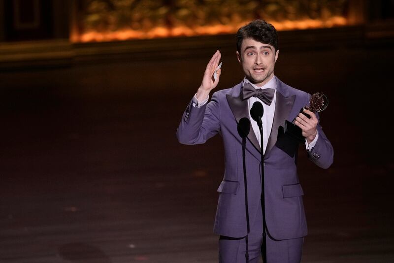 Daniel Radcliffe recibe el premio al mejor actor de reparto en un musical por