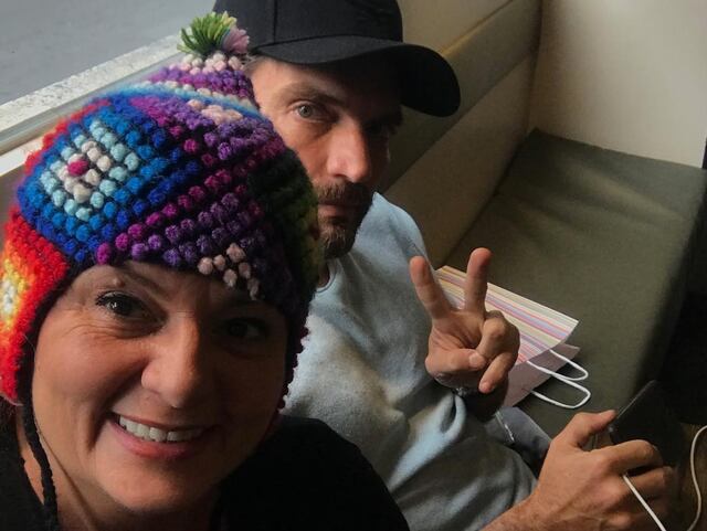 Hermana de Julián Gil "se las canta" a Marjorie