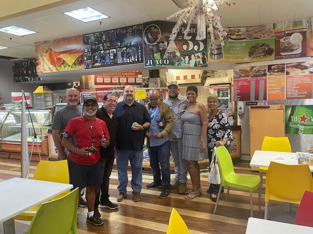 Secretario de Agricultura visita cafetería de Ponce que vendió especial del desayuno a peso