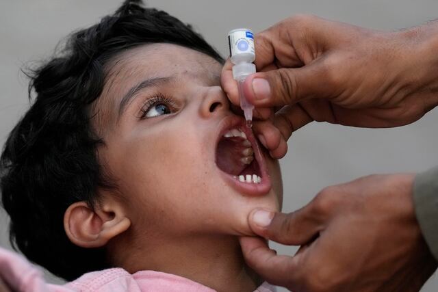 Pakistán considera enviar a la cárcel a padres que no lleven a sus hijos a vacunarse contra el polio
