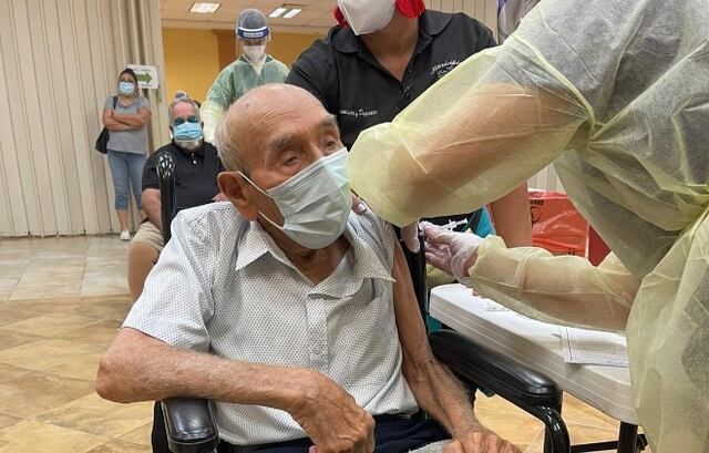 Vacunan hombre de 105 años contra el COVID-19 en Hormigueros