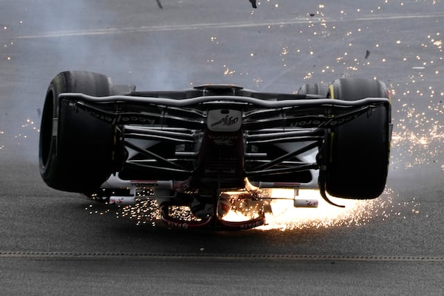 Zhou Guanyu sufre espeluznante accidente en GP Británico