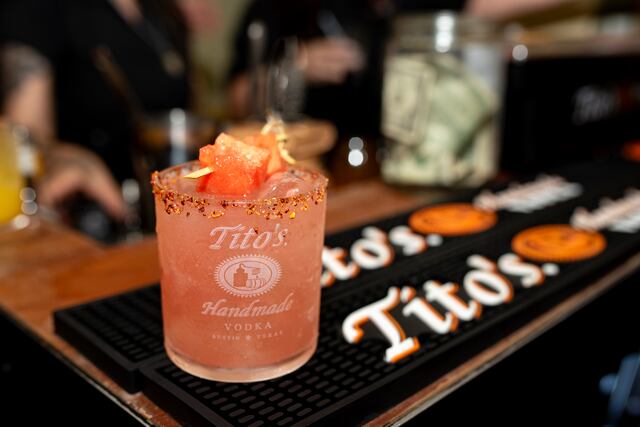 Tito’s Handmade Vodka celebra a los perros satos