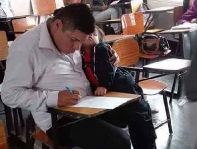 Viral imagen de padre tomando examen con su hijo en brazos