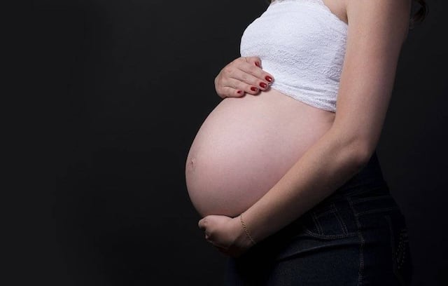 Mujer de 70 años da a luz a gemelos