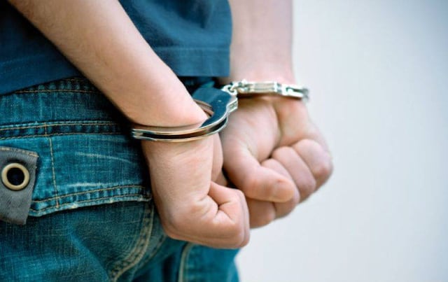Ciudadano evita robo y arresta a pillo en negocio de Aguadilla