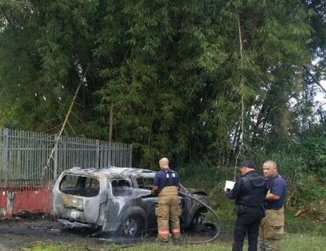 Hombre provoca explosión de dos carros y una motora con gasolina