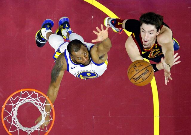 Warriors se enfrentan a unos Cavs muy diferentes y le dan tremenda paliza